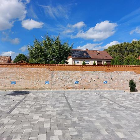 Linden Apartman 106 - Adults Only Mosonmagyarovar Exterior photo