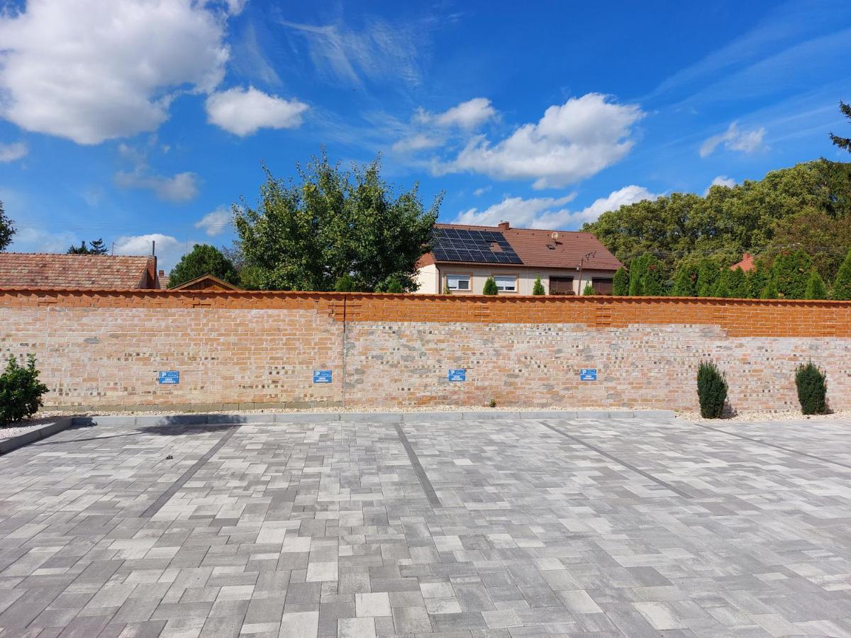 Linden Apartman 106 - Adults Only Mosonmagyarovar Exterior photo
